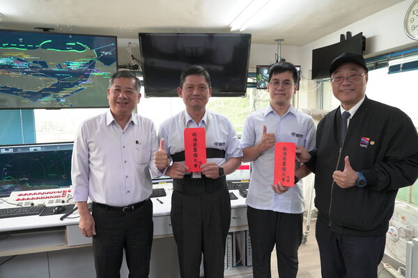 ▲港務周永暉董事長(右1)、王錦榮總經理(左1)及籌備會委員慰問高雄港第一信號台同仁。（圖／港務公司提供）