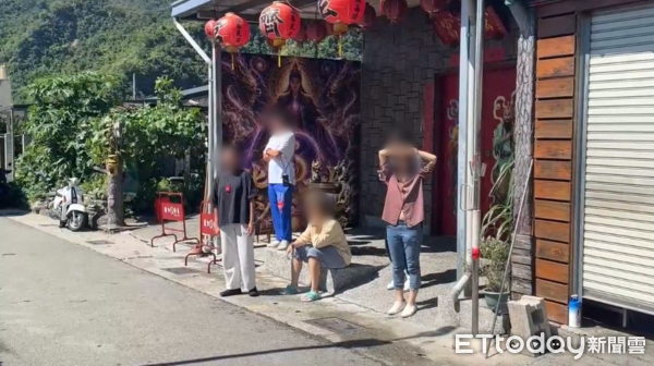 ▲▼台東玄濟宮遭潑穢物，門口張貼公告。（圖／記者楊晨東翻攝）