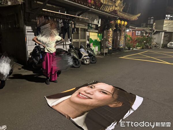 [新聞] 鍾佩君競選帆布「全臉被割」！27歲法國觀 - 八卦 - PTT.BEST 批踢踢爆文