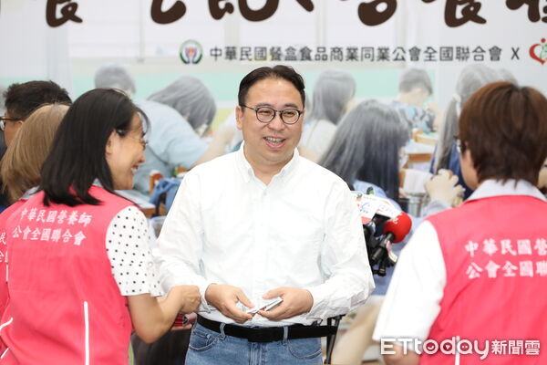 ▲▼民進黨黃世杰出席「午餐吃飽、營養顧好，孩子才會好」學生餐盤體驗活動 。（圖／記者劉耿豪攝）