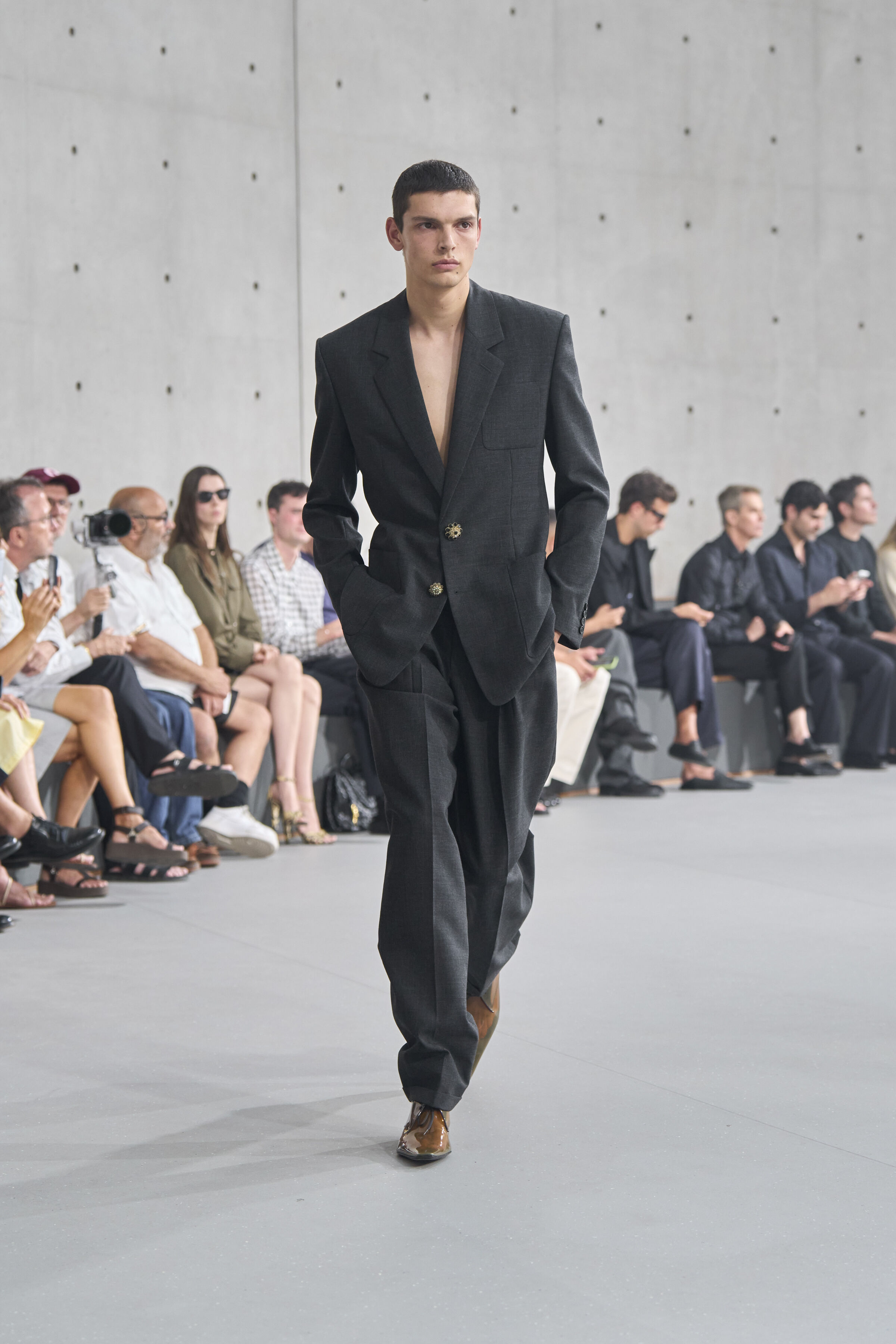 ▲▼      Saint Laurent 2027夏季男裝大秀。（圖／品牌提供）