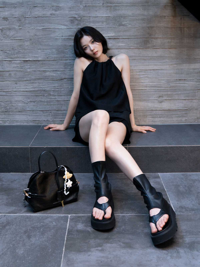 女神金裕貞辣度破表！一轉身美背長腿曝光，代言CHARLES & KEITH、同款瞬間爆搜