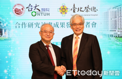翻出昔日合照憶兄弟 北榮院長盼吳明賢挺過難關