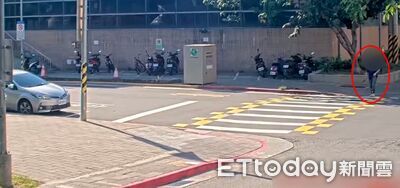 北市男手持雙刀遊走街頭！亂推路人撞牆後棄刀　家中搜出K盤