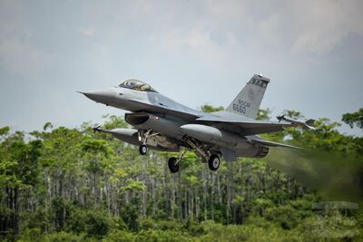 戰備轉場強化空防　F-16V、幻象2000緊急起飛