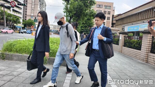 ▲▼多元計程車司林宇濬（戴帽與口罩）在台64線丟包學霸乘客慘死，今6/24到新北地院出庭，聲請合議庭現場履勘事發地點獲准，開完庭不回應記者質疑。（圖／記者黃哲民攝）