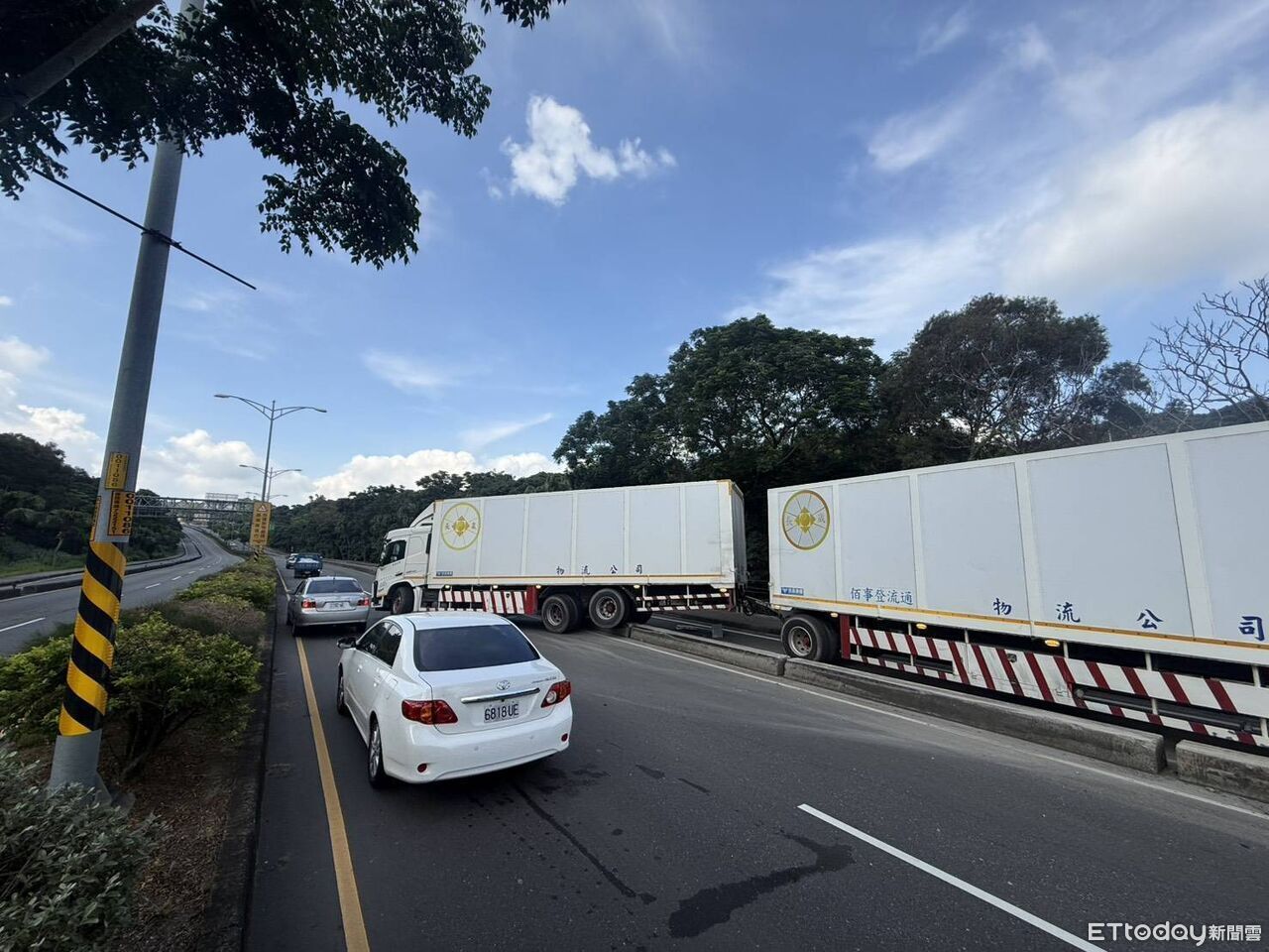 驚險畫面曝!台74甲2K聯結車自撞分隔島卡2車道 後方一度塞爆 | ETtoday社會新聞 | ETtoday新聞雲