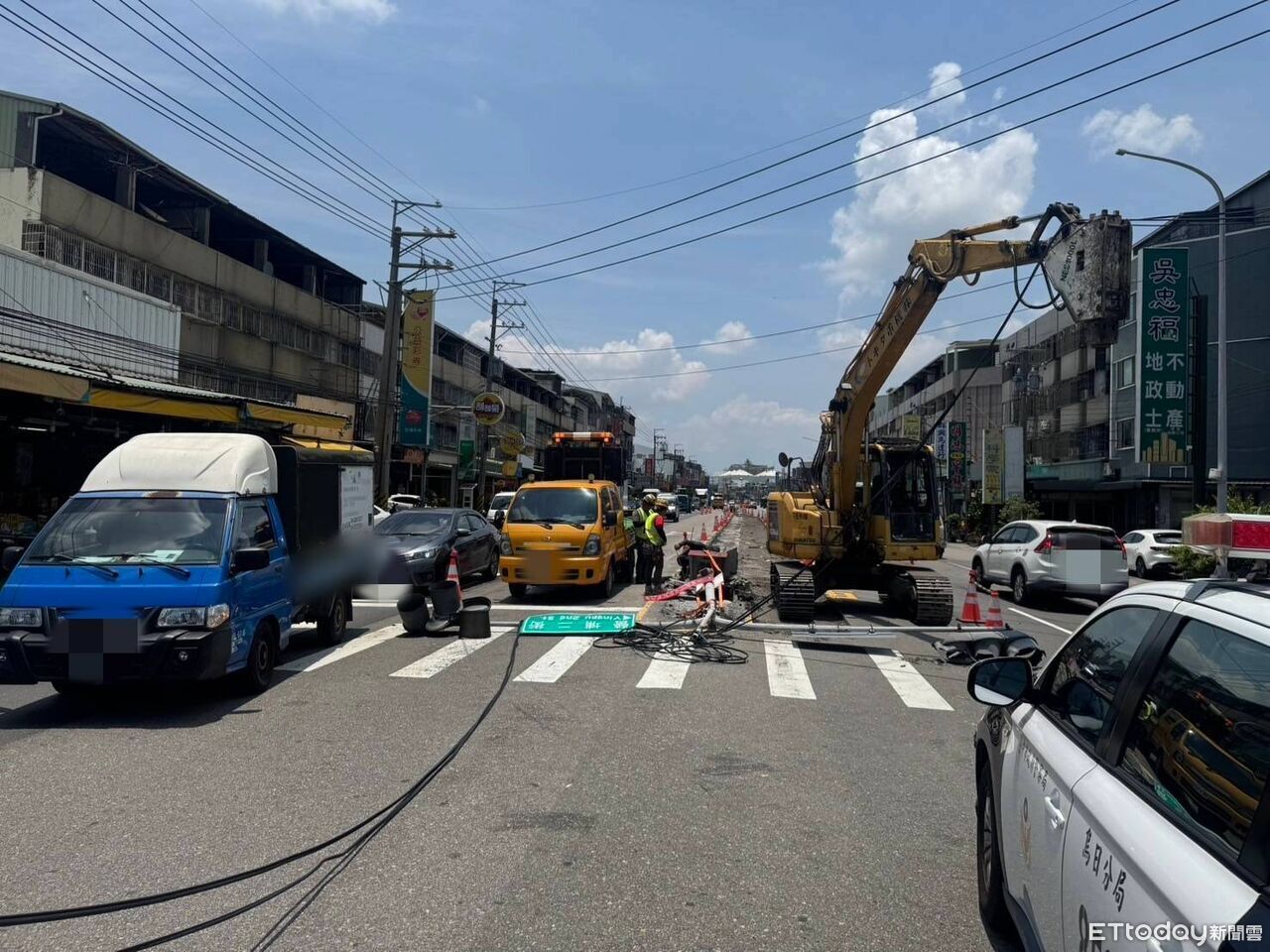 轟然巨響!台中號誌燈遭貨車吊臂扯斷 驚悚瞬間曝 | ETtoday社會新聞 | ETtoday新聞雲