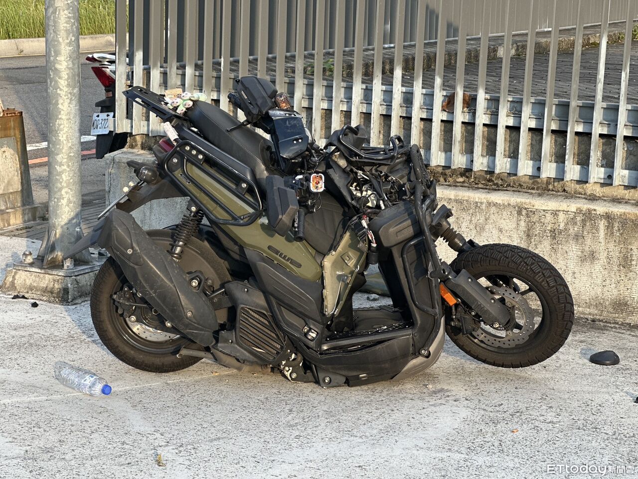 台中路口嚴重事故!機車撞左轉轎車「對折」 女騎士命危搶救中 | ETtoday社會新聞 | ETtoday新聞雲