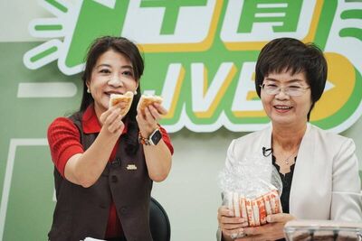 陳素月少搶曝光但「搶服務」 每逢選舉死忠粉豆油伯百通電話拉票