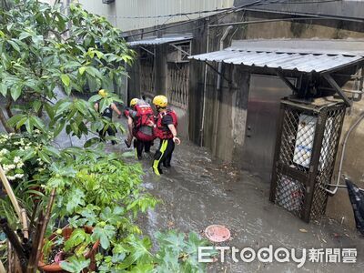 淡水淹水慘況曝光!70歲嬤「水淹50cm」受困家中 馬路慘變小河