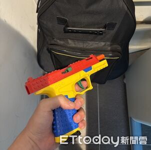 高雄男背吉他藏改造槍北上面交　掏「積木手槍」騙警遭識破