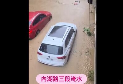 雨彈狂襲雙北 內湖水淹汽車輪胎高「馬路變黃河」