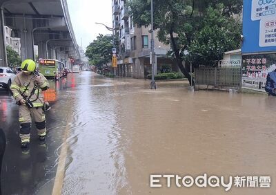 內湖慘況曝光!50米深「恐怖黃流」淹到幼兒園 民眾艱辛涉水步行