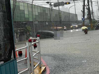雨彈發威！汐止涵洞積水暴漲　休旅車疑硬闖「幾乎滅頂」
