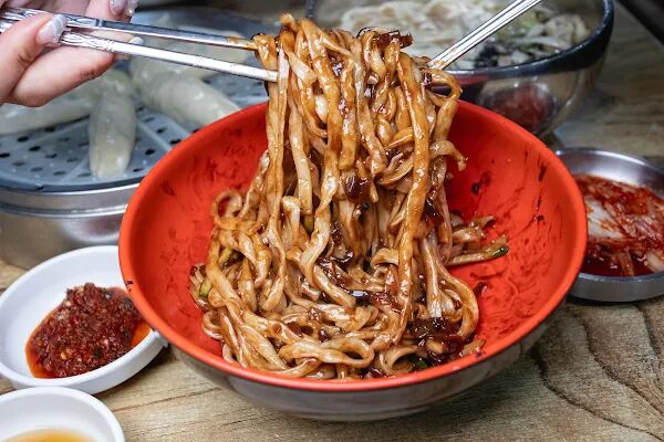 ▲▼英子麵店(手工刀切麵)。（圖／美熊很愛吃授權提供）