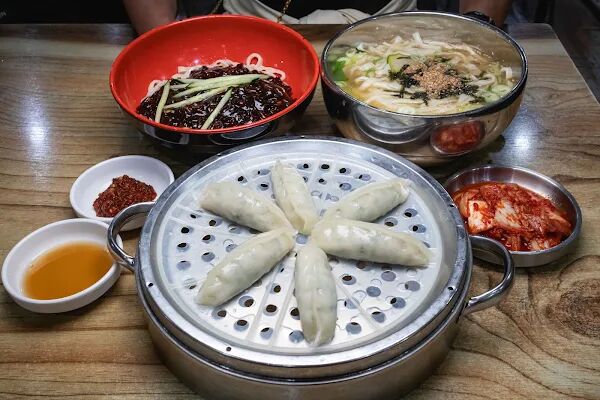 ▲▼英子麵店(手工刀切麵)。（圖／美熊很愛吃授權提供）