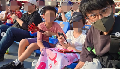 阿翔帶小女兒看球賽「隔壁熱情球迷送大禮」！打開一看本體：笑死