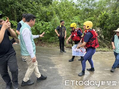 台南菜寮溪暴漲！淹水1.4m「7人受困」　警消塑膠盒救出8月大男嬰