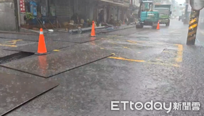 彰化大雷雨來襲!馬路狂淹急裝水閘門 1.6萬戶無電可用