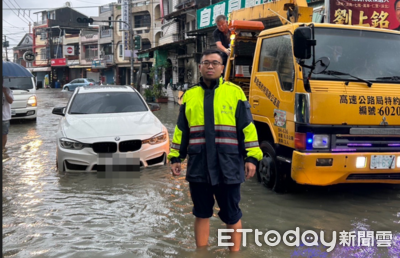 BMW遇積水熄火卡路中央 東港警冒雨助拖吊