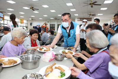 拋敬老卡300點「悠遊卡化」 李四川:可看診拿藥、超商消費