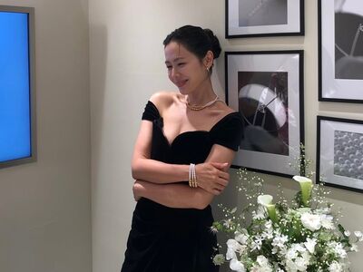 孫藝真罕見露事業線又秀美腿 性感造型絕配個性珍珠