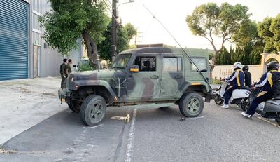 六軍團戰術輪型車迴轉碰撞機車 騎士全身擦傷送醫