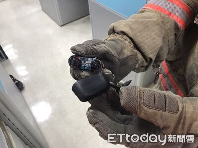 藍牙耳機充電突冒火 台南辦公室同事持滅火器撲滅