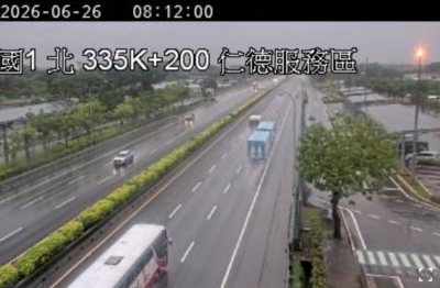台南仁德大淹水車像水上漂 仁德交流道匝道管制封閉