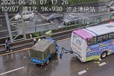 快訊 /國1北上汐止段「小貨車追撞國光客運」! 駕駛無呼吸心跳