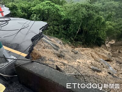 台南連夜大雨狂炸! 龍崎段路基崩落「電桿滑下邊坡」畫面曝光