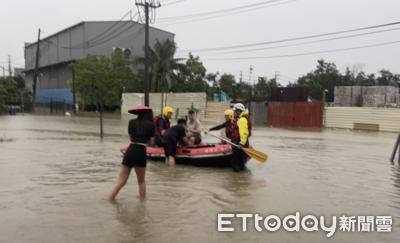 快訊/暴雨灌進岡山農舍「6人受困」 消防急駕橡皮艇全數救出