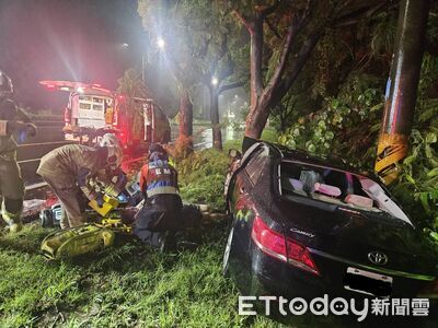 快訊/台1線死亡車禍!台南轎車自撞「車頭爛毀」 駕駛斷魂