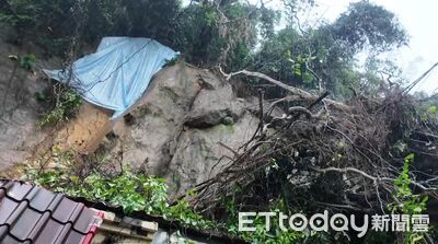 基隆通明街再傳災情!一周前邊坡落石壓房車…今樹倒百戶停電