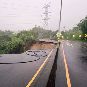 比莫拉克還嚴重!台南仁德交流道淹水 道路多處崩壞封閉車道