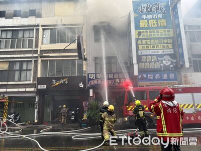 快訊/台南市中西區店家火警!3樓雜物燃燒 恐怖火煙狂竄