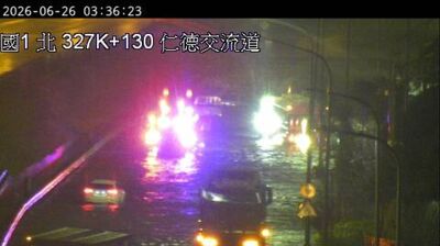台南仁德交流道周邊清晨嚴重積淹水　高速一街水深達100公分