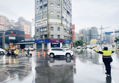 桃園大雨路面凹陷湧水緊急封路　民眾傻眼：住10年第1 次遇到