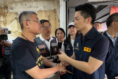 北市淹水挨批!蔣萬安今淋雨奔內湖視察 探望災民、發慰問金
