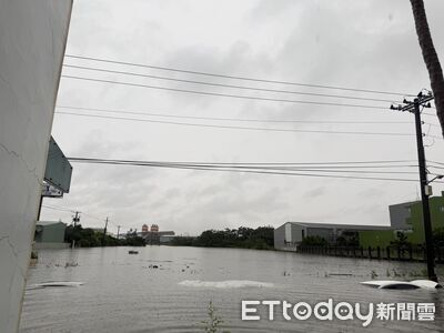米克拉颱風挾西南風猛灌台南!仁德水深1米 到處都有車被滅頂