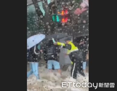 新竹光復路變光復溪!學生涉水上課校門口險被沖走 驚險畫面曝