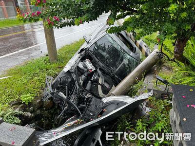 宜蘭賓士撞斷電桿衝進農排！駕駛落跑神隱...警全力追查中
