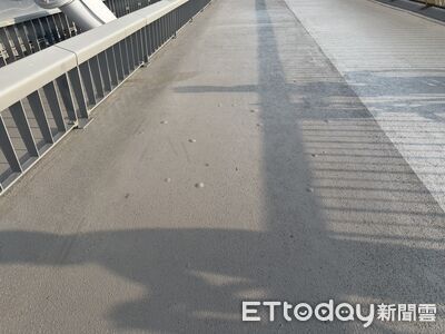 淡江大橋「人行道PU鋪面起泡」　公路局：7月中前改善