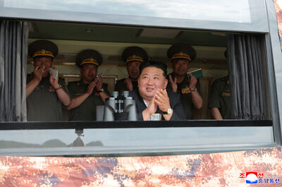 北韓火力再升級！金正恩視察「新型放射砲」試射　可打擊南韓首爾