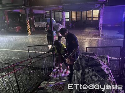 豪雨淹到膝蓋!屏東72歲嬤受困求助 東港暖警脫雨衣護送救援