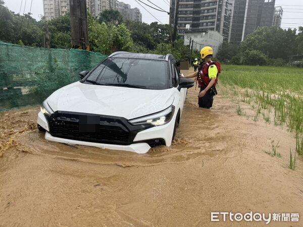 ▲新竹縣淹水災情，竹北市蓮華巷淹水慘況曝光。（圖／記者楊永盛翻攝）
