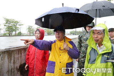 台南從北門到仁德、喜樹灣裡　黃偉哲冒雨巡查抽水站防汛