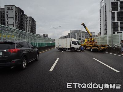 台74線貨車翻覆!司機驚覺「快追撞前車」 方向盤急轉出事了