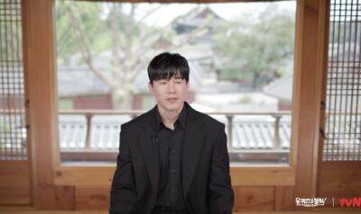 得知《鐵拳教育》Netflix奪冠!金武烈看到妻子潰堤:抱著她痛哭